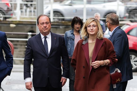 François Hollande et son épouse, l'actrice française Julie Gayet, arrivent au bureau de vote pour voter au premier tour des élections législatives à Tulle, dans le centre de la France, le 30 juin 2024. Photo par Thibaud Moritz/ABACAPRESS.COM