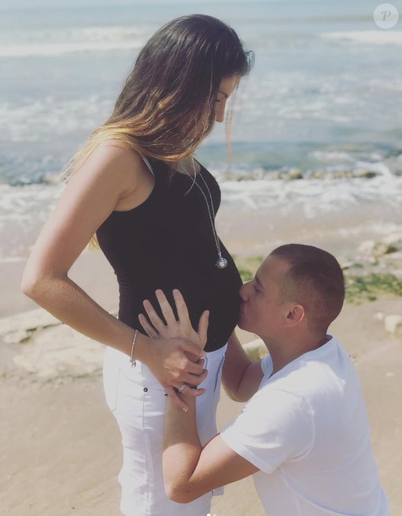 Laëtitia Provenchère de "Familles nombreuses" poste une photo de son regretté mari Guillaume et elle, à l'époque où elle était enceinte - Instagram, 23 janvier 2023. Photo : Instagram