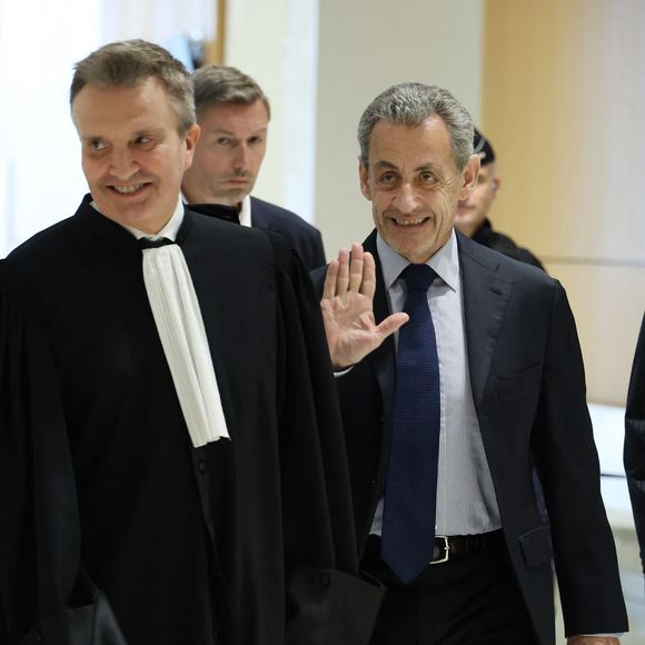 Nicolas Sarkozy arrive au procès pour des accusations de financement illégal de la campagne présidentielle victorieuse de 2007 par le dictateur Mouammar Kadhafi, au tribunal de Paris, France, le 27 mars 2025. © Denis Guignebourg/Bestimage