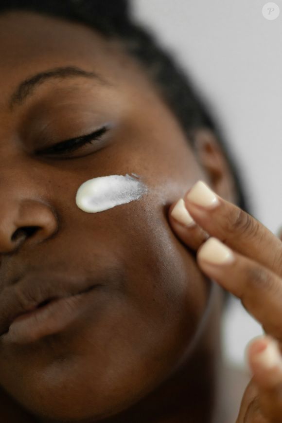 Tout d'abord, il est indispensable de continuer à hydrater son visage en été pour éviter le phénomène de déshydratation cutanée.