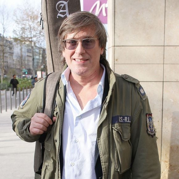 Exclusif - Thomas Dutronc à la sortie des studios de RTL à Neuilly-sur-Seine, le 10 décembre 2025. 


© PsnewZ / Bestimage