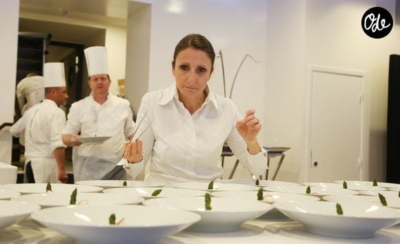 La chef Anne-Sophie Pic en plein travail, à la 1ère édition des "Plumes d'Or du Vin et de la Gastronomie" au Pavillon Vendôme à Paris, le 19 mai 2016. Crédit Marc Ausset Lacroix - Denis Guignebourg / Bestimage