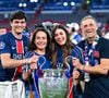 Un membre de la famille du coach du PSG a eu un accident

31 mai 2025, finale de la Ligue des Champions, l'entraîneur parisien Luis Enrique célèbre la victoire en finale avec son trophée, en compagnie de son épouse Elena Cullell et de ses enfants. Photo : Sven Hoppe/DPA/ABACAPRESS.COM