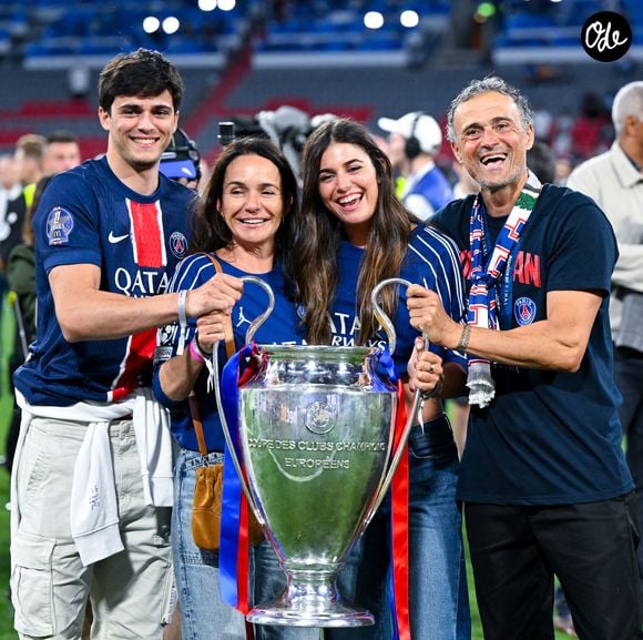 Un membre de la famille du coach du PSG a eu un accident

31 mai 2025, finale de la Ligue des Champions, l'entraîneur parisien Luis Enrique célèbre la victoire en finale avec son trophée, en compagnie de son épouse Elena Cullell et de ses enfants. Photo : Sven Hoppe/DPA/ABACAPRESS.COM