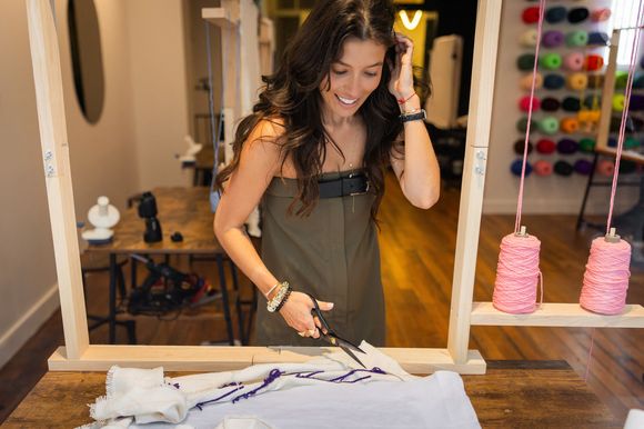 La jeune femme s'est trouvé une nouvelle passion totalement insolite et furieusement tendance.

Exclusif - Rendez-vous avec Ninon Dechavanne (fille de Christophe Dechavanne ) dans son Tufting Studio, un atelier dédié à l'exploration créative, où chacun peut s'initier à l'art du Tufting et concevoir sa propre œuvre à Paris le 5 septembre 2025.

© Julien Sarkissian / Bestimage