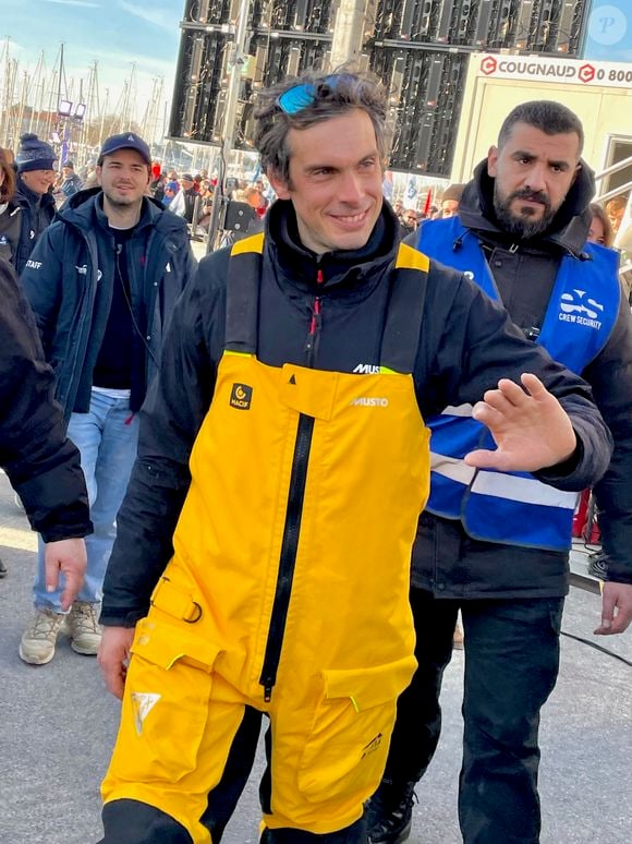 “Je n’avais jamais connu une telle arrivée… Je vis un rêve”, a expliqué le navigateur

Charlie Dalin - Le skipper de Macif Charlie Dalin remporte la dixième édition du tour du monde en solitaire Vendée Globe en pulvérisant le record de l’épreuve en 64 jours, 19 heures 22 minutes et 49 secondes aux Sables-d'Olonne, France, le 14 janvier 2025. © Fabien Faure/Bestimage