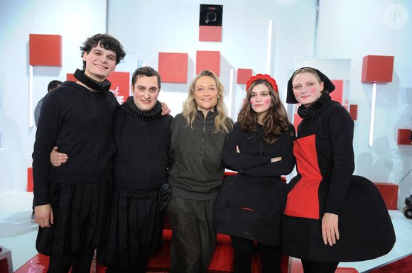 Ce 25 janvier, l'émission est de retour. 

Exclusif - Caroline Vigneaux et la troupe de la pièce "le Cid petent 1 cable" lors de l'enregistrement de l'émission "Vivement dimanche" au studio Rive Gauche, présentée par M. Drucker avec une diffusion sur France 3 le 25 janvier 2026. © Guillaume Gaffiot/Bestimage