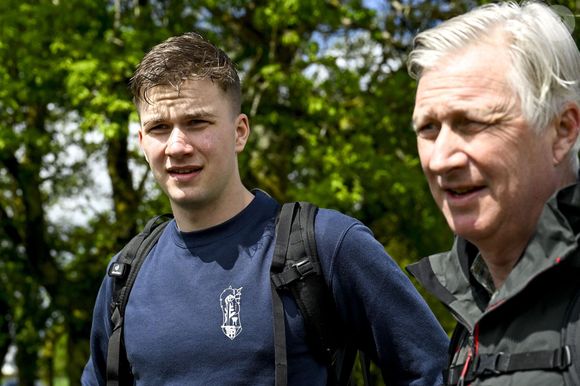 Le prince Gabriel et le roi Philippe de Belgique photographiés lors d'une marche royale le long d'une partie du célèbre chemin de pèlerinage "Camino de Compostela" à Saint-Jacques-de-Compostelle, en Espagne, le mercredi 16 avril 2025. Cette année, les souverains belges parcourront le dernier tronçon et arriveront à leur destination finale : la place principale de Saint-Jacques-de-Compostelle et sa magnifique cathédrale. Photo ABACAPRESS.COM