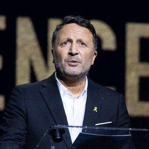 Jacques Essebag et Arthur, lors d'une cérémonie organisée par le Conseil représentatif des institutions juives de France (CRIF) en hommage aux victimes des attentats perpétrés par le Hamas le 7 octobre 2023 contre Israël, à l'occasion du premier anniversaire de ces événements, à Paris, le 7 octobre 2024. Photo de Raphaël Lafargue/ABACAPRESS.COM