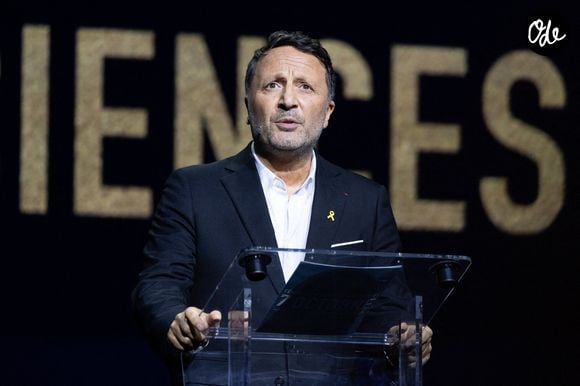 Jacques Essebag et Arthur, lors d'une cérémonie organisée par le Conseil représentatif des institutions juives de France (CRIF) en hommage aux victimes des attentats perpétrés par le Hamas le 7 octobre 2023 contre Israël, à l'occasion du premier anniversaire de ces événements, à Paris, le 7 octobre 2024. Photo de Raphaël Lafargue/ABACAPRESS.COM