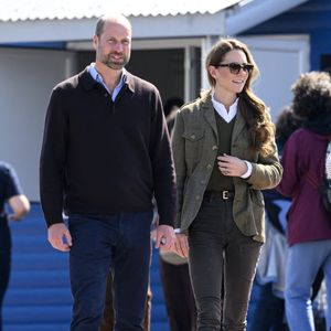 A cette occasion, ils ont partagé une photo pleine de tendresse sur leurs réseaux sociaux. Le couple n'est pourtant pas du genre tactile

Le prince William et Kate Middleton, connus sous le nom de duc et duchesse de Rothesay lorsqu'ils sont en Écosse, rencontrent les responsables du service public de ferry ainsi que les membres de la communauté qui l'utilisent avant de prendre le ferry pour traverser l'eau jusqu'à l'île d'Iona, le dernier jour de la visite royale sur l'île de Mull, au Royaume-Uni, le 30 avril 2025. Photo par Doug Peters/EMPICS Entertainment/PA Wire/ABACAPRESS.COM