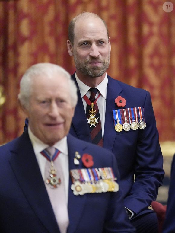 Le roi Charles III d'Angleterre et le prince William de Galles lors d'une réception donnée en l'honneur des anciens combattants ayant servi dans le Pacifique pendant la Seconde Guerre mondiale, dans le cadre des commémorations du 80e anniversaire de la victoire sur le Japon, au château de Windsor. Photo par Andrew Matthews / PA Photos / Bestimage