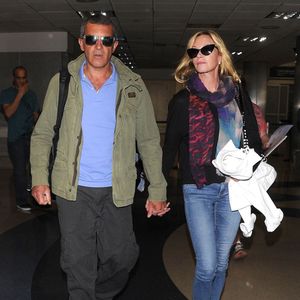 Antonio Banderas et sa femme Melanie Griffith arrivent à l'aéroport de Los Angeles, le 16 mars 2014. Photo par FAMEFLYNET / BESTIMAGE
