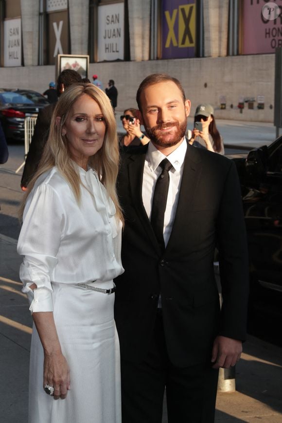 L'adorable tandem sera gardé par leur tante Linda ! Quant à René-Charles, l'aîné de la fratrie désormais son agent, il devrait accompagner sa célèbre maman pour sa prochaine virée en Europe !

Céline Dion arrive à la projection I Am : Celine Dion au Alice Tully Hall le 17 juin 2024 à New York. Photo : Giada Papini Rampelotto/EuropaNewswire : © Luiz Rampelotto/ZUMA Press Wire)