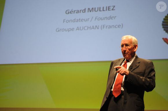 Le fondateur du groupe d'hypermarchés Auchan, Gérard Mulliez, fait un geste alors qu'il prononce un discours lors d'une conférence sur "Comment une bonne utilisation de l'argent peut favoriser le progrès économique et social" au Forum économique mondial de Lille, Nord de la France, 19 Novembre 2009. Alouache Farid/ABACA