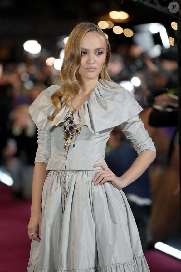 "Jack, C’est la personne la plus cool qui soit" affirme Lily qui évoque en passant l'éducation donnée par Vanessa et Johnny.

Lily-Rose Depp arrive à la première britannique de Nosferatu à l'Odeon Luxe à Leicester Square, Londres, Royaume-Uni, mercredi 4 décembre 2024. Photo par Maja Smiejkowska/PA Wire/ABACAPRESS.COM