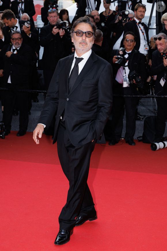 Yvan Attal à la montée des marches du film « The Phoenician Scheme » lors du 78ème Festival International du Film de Cannes, au Palais des Festivals à Cannes. Le 18 mai 2025. © Jacovides-Moreau / Bestimage