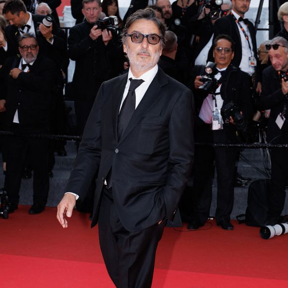 Yvan Attal à la montée des marches du film « The Phoenician Scheme » lors du 78ème Festival International du Film de Cannes, au Palais des Festivals à Cannes. Le 18 mai 2025. © Jacovides-Moreau / Bestimage
