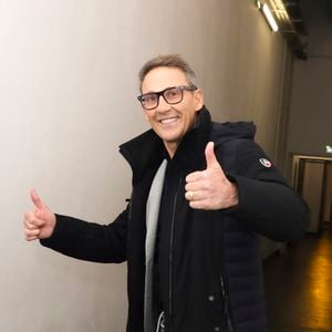 Julien Courbet, en backstage de l’émission « TPMP » La dernière sur C8,  présentée par C.Hanouna et diffusée en direct sur C8, Paris, France, le 27 fevrier 2025. © Jack Tribeca / Bestimage