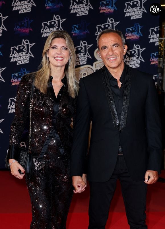 Un témoignage qui revient sur les débuts de leur histoire, mais aussi sur cette évidence qu'il dit avoir ressentie dès les premiers instants.

Nikos Aliagas et sa femme Tina au photocall de la 27ème édition des NRJ Music Awards au palais des Festivals de Cannes, France, le 31 octobre 2025. © Dominique Jacovides/Bestimage