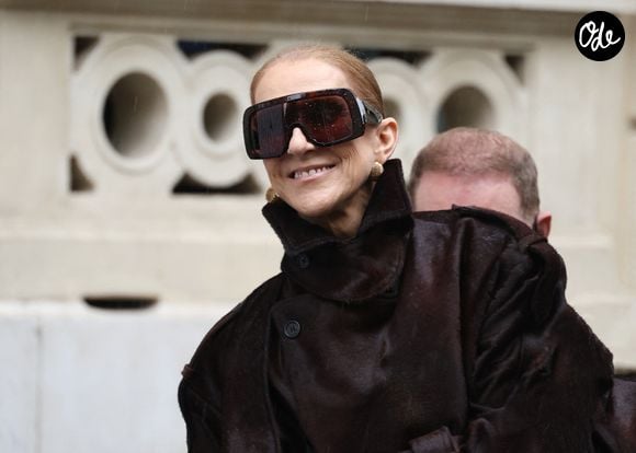 Céline Dion salue ses fans sous la pluie, à la sortie de l’hôtel Royal Monceau à Paris, avant de rejoindre "La Plenitude Arena de Paris La Défense" pour poursuivre sa série de concerts, le 30 septembre 2026. © Denis Guignebourg / Bestimage
