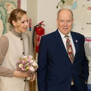Le prince Albert II de Monaco et la princesse Charlène de Monaco assistent au spectacle de Noël à la crèche de la Croix-Rouge Rosine Sanmori et participent à la traditionnelle distribution de cadeaux de Noël à Monaco. Photo par Olivier Huitel / Pool Monaco / Bestimage