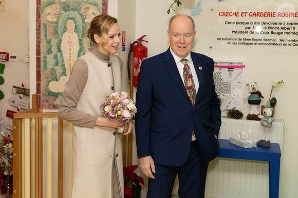 Le prince Albert II de Monaco et la princesse Charlène de Monaco assistent au spectacle de Noël à la crèche de la Croix-Rouge Rosine Sanmori et participent à la traditionnelle distribution de cadeaux de Noël à Monaco. Photo par Olivier Huitel / Pool Monaco / Bestimage