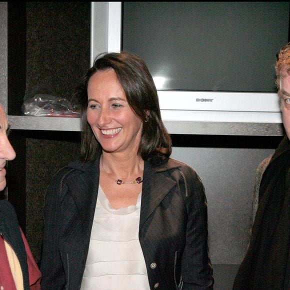 On vous dit tout dans notre article.

Exclusif - Charles Aznavour, Ségolène Royal et Dominique Besnehard en 2007.
© RINDOFF-GUIREC / BESTIMAGE