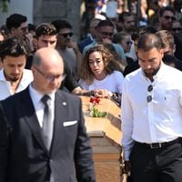 La veuve de ce joueur célèbre se recueille, entourée du monde du football qui ne l'oubliera jamais