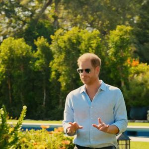 Pourquoi ? "Althorp est suffisamment éloigné de Londres pour lui donner un sentiment de liberté, loin des projecteurs. Il peut se cacher derrière des grilles fermées", a expliqué l’expert. 

La série lifestyle de Meghan Markle sur Netflix a commencé à être diffusée — et se termine par un petit brunch entre amis en compagnie de son mari, le prince Harry, et de sa mère, Doria Ragland. Le 4 mars 2025 © JLPPA / Bestimage