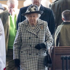 La reine Elisabeth II d'Angleterre et le prince Andrew, duc d'York, à leur arrivée au service dominical en l'église St Mary the Virgin à Hillington. Le 19 janvier 2020 AGENCE / BESTIMAGE