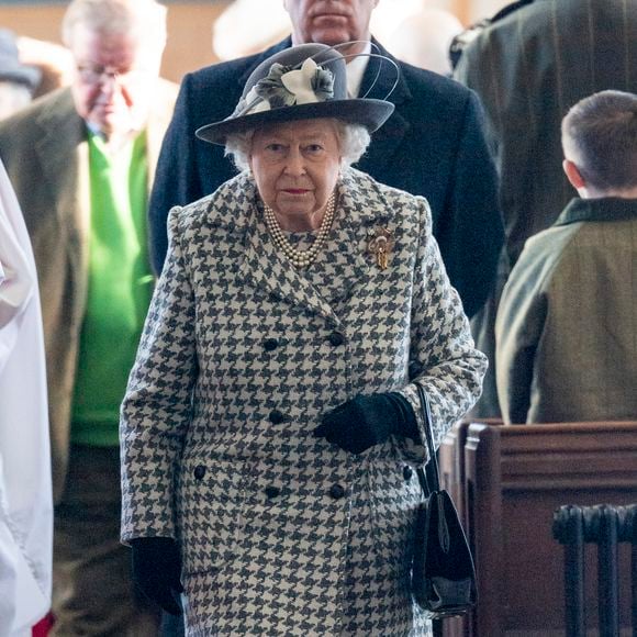 La reine Elisabeth II d'Angleterre et le prince Andrew, duc d'York, à leur arrivée au service dominical en l'église St Mary the Virgin à Hillington. Le 19 janvier 2020 AGENCE / BESTIMAGE