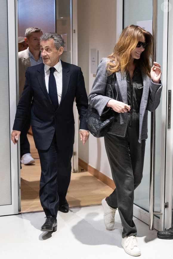 L'ancien président français Nicolas Sarkozy quitte le tribunal avec sa femme Carla Bruni au dernier jour de son procès pour financement illégal de campagne par la Libye pour sa candidature victorieuse à l'élection présidentielle de 2007, au tribunal de Paris à Paris, le 8 avril 2025. Photo par Raphael Lafargue/ABACAPRESS.COM