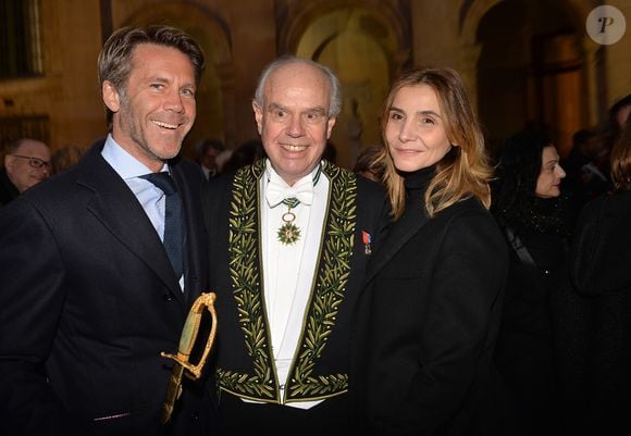 Frédéric Mitterrand entre le prince Emmanuel-Philibert de Savoie et sa femmme Clotilde Courau lors de la cérémonie d'installation de F.Mitterrand à l'académie des Beaux-Arts à Paris, France, le 6 février 2020. Pour avoir bâti une œuvre avec des films, des émissions et des livres, l'ancien ministre de la Culture F.Mitterrand a été installé, sous la coupole de l'Académie des Beaux-Arts, accueillant en son sein l'inventeur "d'une manière nouvelle de raconter l'Histoire". Au sein de la section des créations artistiques dans le cinéma et l'audiovisuel, F.Mitterrand (72 ans), a été élu au fauteuil précédemment occupé par J.Moreau. L'ancien ministre rejoint l'Académie des Beaux-Arts pour ses talents de cinéaste, écrivain, animateur de télévision et réalisateur de documentaires historiques. © Veeren/Bestimage