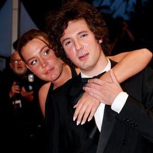Ayant grandi dans les mêmes quartiers, les deux comédiens ont noué une relation fondée sur la bienveillance et l'estime réciproque.

Adèle Exarchopoulos, Vincent Lacoste - Descente des marches du film "L’amour ouf" lors du 77ème Festival International du Film de Cannes. Le 23 mai 2024.

© Jacovides-Moreau / Bestimage