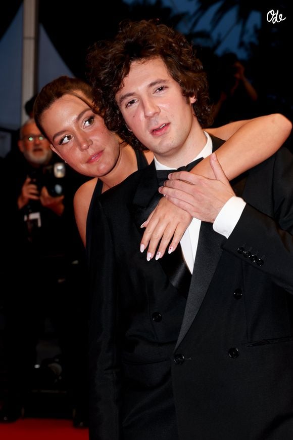 Ayant grandi dans les mêmes quartiers, les deux comédiens ont noué une relation fondée sur la bienveillance et l'estime réciproque.

Adèle Exarchopoulos, Vincent Lacoste - Descente des marches du film "L’amour ouf" lors du 77ème Festival International du Film de Cannes. Le 23 mai 2024.

© Jacovides-Moreau / Bestimage