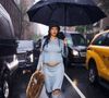À seulement sept mois, le bébé prend la pose avec sa célèbre mère en couverture du W Magazine.

New York, NY - Rihanna sort sous la pluie, dévoilant fièrement son baby bump avant le Met Gala.
Messika via Bestimage