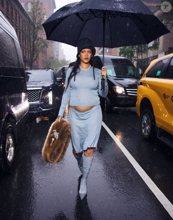 À seulement sept mois, le bébé prend la pose avec sa célèbre mère en couverture du W Magazine.

New York, NY - Rihanna sort sous la pluie, dévoilant fièrement son baby bump avant le Met Gala.
Messika via Bestimage