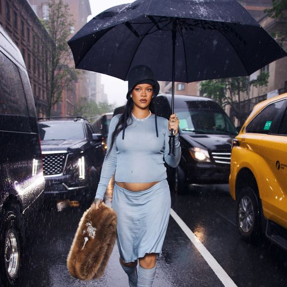 À seulement sept mois, le bébé prend la pose avec sa célèbre mère en couverture du W Magazine.

New York, NY - Rihanna sort sous la pluie, dévoilant fièrement son baby bump avant le Met Gala.
Messika via Bestimage
