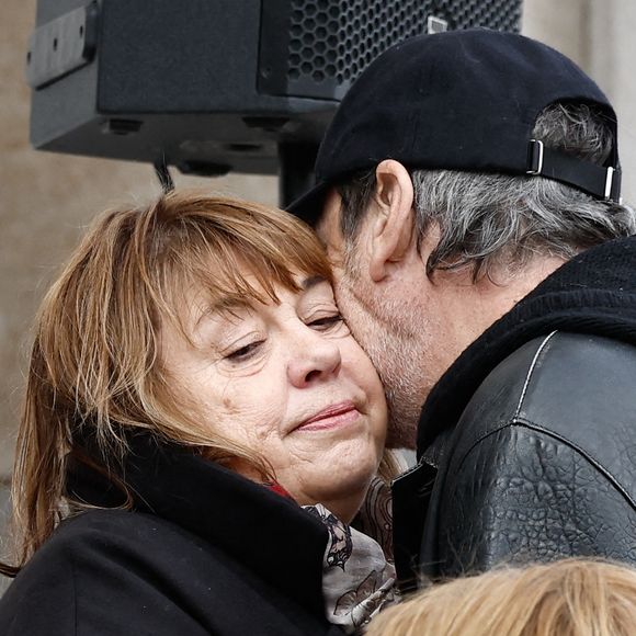 Isabelle Mergault, figure adorée, connue pour son humour pétillant et sa gouaille légendaire, a tiré sa révérence il y a quelques jours, à l'âge de 67 ans. 

Michèle Bernier, Jean-Luc Reichmann - Obsèques d'Isabelle Mergault à la Coupole du Père-Lachaise à Paris. © Cyril Moreau - Dominique Jacovides / Bestimage