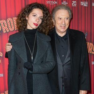 Michel Drucker et sa "petite-fille" Rebecca (fille de Stéfanie Jarre et petite fille de Dany Saval) - Soirée de gala à l'occasion de la première de la pièce "Les producteurs" au Théâtre de Paris à Paris. Le 2 décembre 2021
© Christophe Clovis / Bestimage