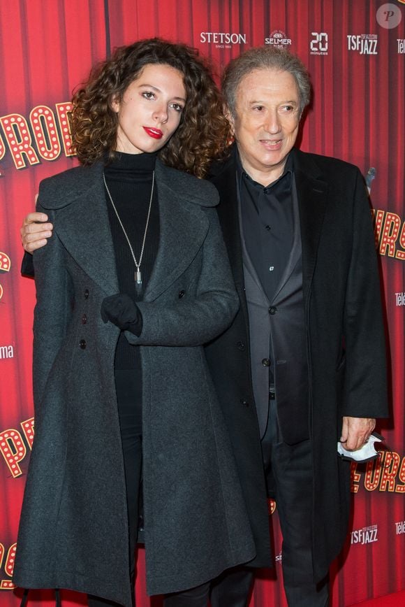 Michel Drucker et sa "petite-fille" Rebecca (fille de Stéfanie Jarre et petite fille de Dany Saval) - Soirée de gala à l'occasion de la première de la pièce "Les producteurs" au Théâtre de Paris à Paris. Le 2 décembre 2021
© Christophe Clovis / Bestimage