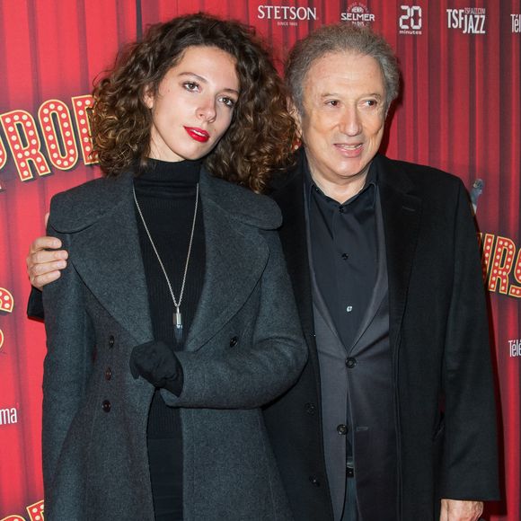 Michel Drucker et sa "petite-fille" Rebecca (fille de Stéfanie Jarre et petite fille de Dany Saval) - Soirée de gala à l'occasion de la première de la pièce "Les producteurs" au Théâtre de Paris à Paris. Le 2 décembre 2021
© Christophe Clovis / Bestimage