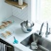 Vous nettoyez votre cuisine avant de dormir ? En psychologie, cette habitude évoque bien plus qu’une simple envie de propreté