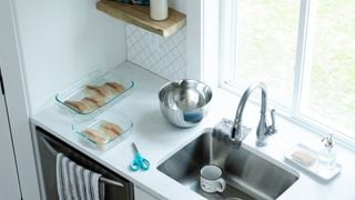 Vous nettoyez votre cuisine avant de dormir ? En psychologie, cette habitude évoque bien plus qu’une simple envie de propreté