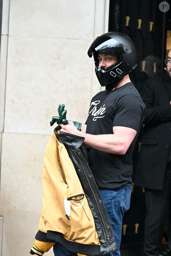 Louis Sarkozy - La famille Sarkozy réunie au restaurant du "Four Seasons Hôtel George V" pour l'anniversaire de Giulia Sarkozy (14 ans) à Paris, France, le 19 octobre 2025. Nicolas profite au maximum de ses derniers jours de liberté avant son incarcération à la prison de la Santé mardi 21 octobre. © Bestimage