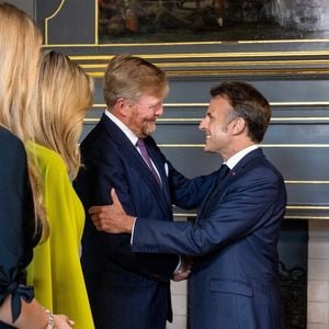 Emmanuel et Brigitte Macron rencontrent le roi Willem-Alexander, la reine Maxima des Pays-Bas et la princesse Amalia avant un dîner qui marque le début du sommet de l'OTAN à La Haye aux Pays-Bas le 24 juin 2025

©Backgrid USA / Bestimage