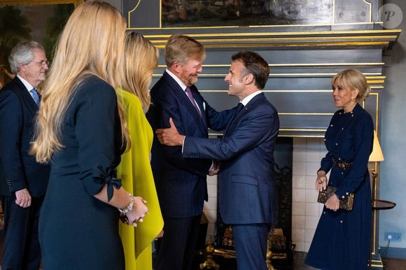 Emmanuel et Brigitte Macron rencontrent le roi Willem-Alexander, la reine Maxima des Pays-Bas et la princesse Amalia avant un dîner qui marque le début du sommet de l'OTAN à La Haye aux Pays-Bas le 24 juin 2025

©Backgrid USA / Bestimage