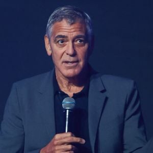 George Clooney prend la parole lors de la rencontre intitulée "Une histoire captivante" dans le cadre des Freedom Games à Łódź, en Pologne, le 25 octobre 2025. 

© Beata Zawrzel/ZUMA Press Wire / Bestimage