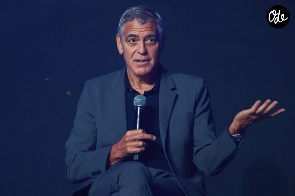 George Clooney prend la parole lors de la rencontre intitulée "Une histoire captivante" dans le cadre des Freedom Games à Łódź, en Pologne, le 25 octobre 2025. 

© Beata Zawrzel/ZUMA Press Wire / Bestimage